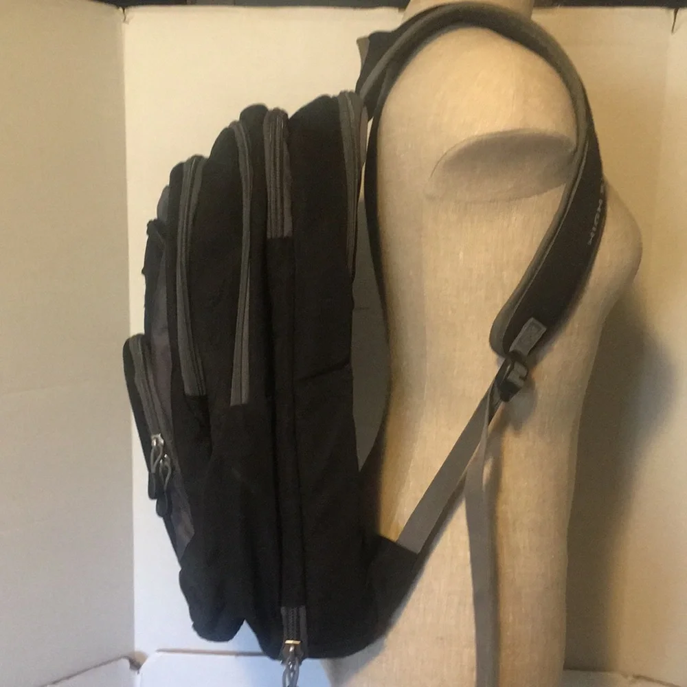HIGH SIERRA LAPTOP BACKPACK LOTS OF STORAGE COMFORTABLE STORES LAPTOP SECURELY